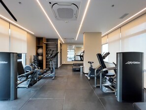 Een moderne sportschool met diverse fitnessapparaten, waaronder loopbanden en krachtapparaten.