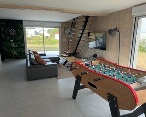 Unclassified image, 3 of 6, button - Le QG détente : baby-foot, fléchettes et terrasse. (Racquinghem)