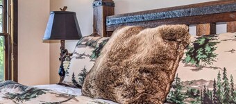 Effortless Escape Dog-friendly with firepit, 2 grills, fireplace, & kayaks