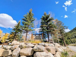Un panneau indiquant « KEYSTONE VILLAGE », entouré de gros rochers et d’arbres.