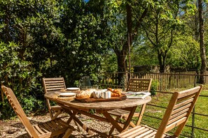 Outdoor dining - Nature-wrapped cottage on private Cotswold estate (Rodmarton)