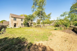 Exterior - Nature-wrapped cottage on private Cotswold estate (Rodmarton)