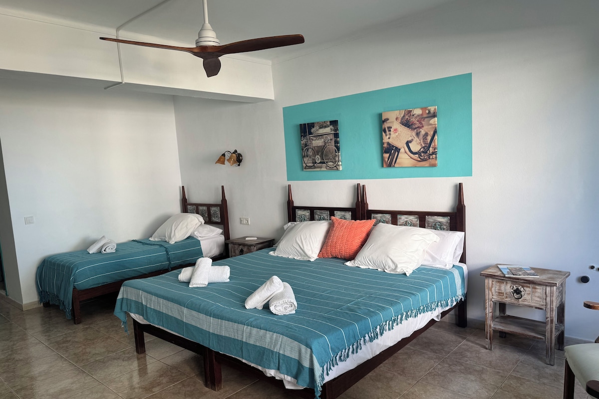 Chambre Standard, balcon, vue partielle sur la mer | Wi-Fi gratuit