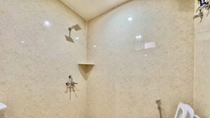 Bungalow Deluxe, ban công | Phòng tắm