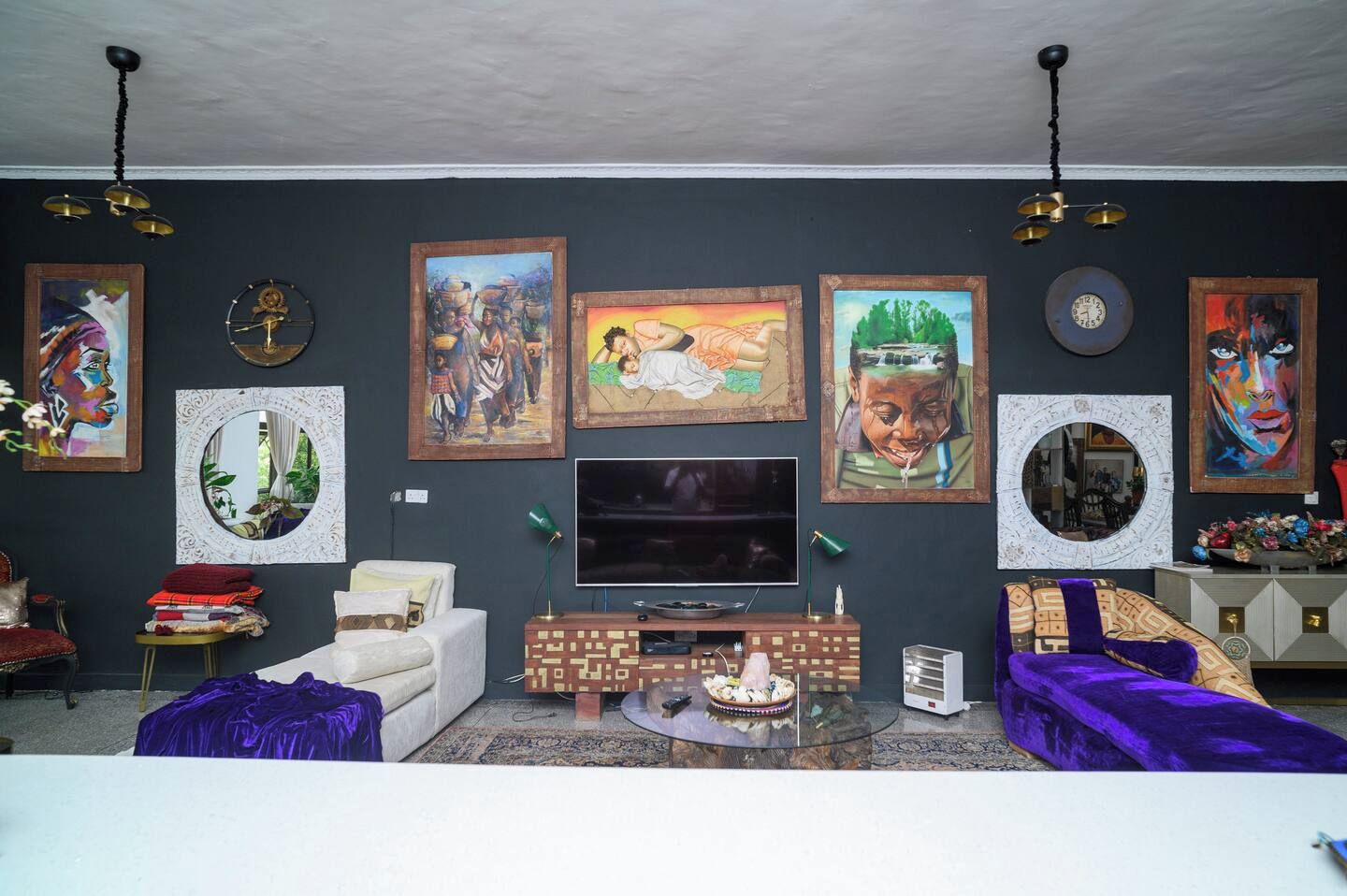 Un salon équipé d’un téléviseur à écran plat, d’un canapé, d’une table basse et d’une cheminée.