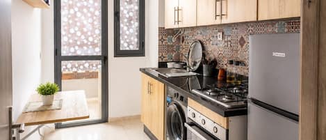 Coffee/tea maker, fridge, oven, stovetop