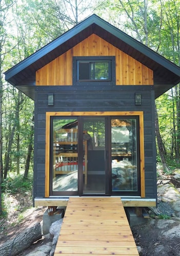 Beautiful 3 Bedroom Cottage (plus Bunky) on Lake Muldrew