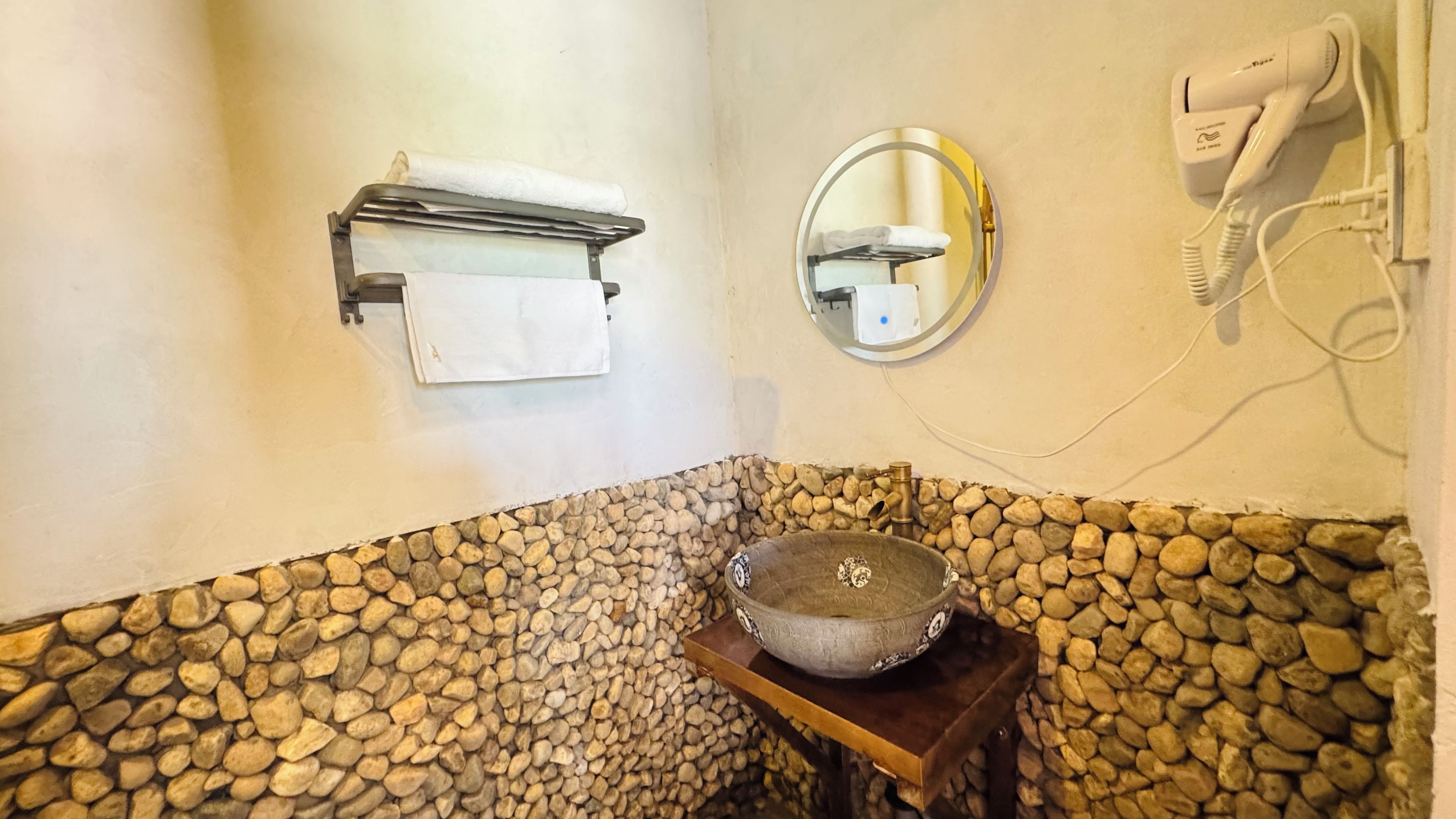 Ducha, secador de pelo, bidet, toallas
