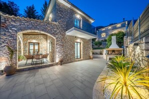 Outdoor dining - Vrbo Property (Agia Effimia)