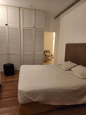 A bedroom with a bed, a wardrobe, and a chair. - Alto Palermo Apartment (Buenos Aires)