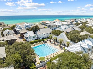 Een resort met meerdere gebouwen, een zwembad en uitzicht op de oceaan.