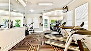 Ein Fitnessstudio mit Laufbändern, Ergometer und Trainingsgeräten.