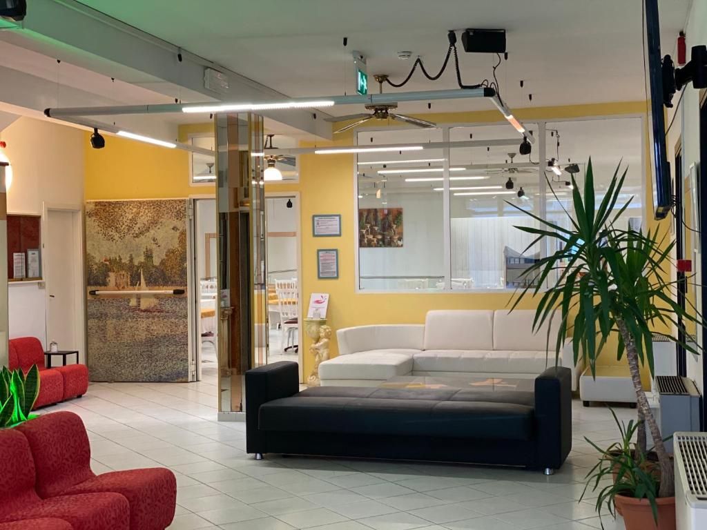Un intérieur moderne avec un comptoir d’accueil, un canapé et une plante en pot.