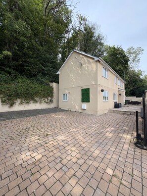 Unclassified image, 3 of 39, button - Entire Executive home singles, couples, groups. (Bridgend)
