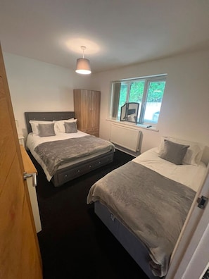 Unclassified image, 4 of 39, button - Entire Executive home singles, couples, groups. (Bridgend)