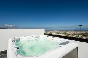 Un jacuzzi en la azotea con vistas panorámicas de la ciudad.