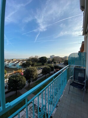 A balcony with a view of a cityscape, including buildings and trees. - Fairmont Residence Elisabetta by Ca-sa Check (Chioggia)
