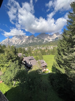 A mountain landscape with a village and houses surrounded by greenery. - Chalet Stravedo by Ca-sa Check (San Vito di Cadore)