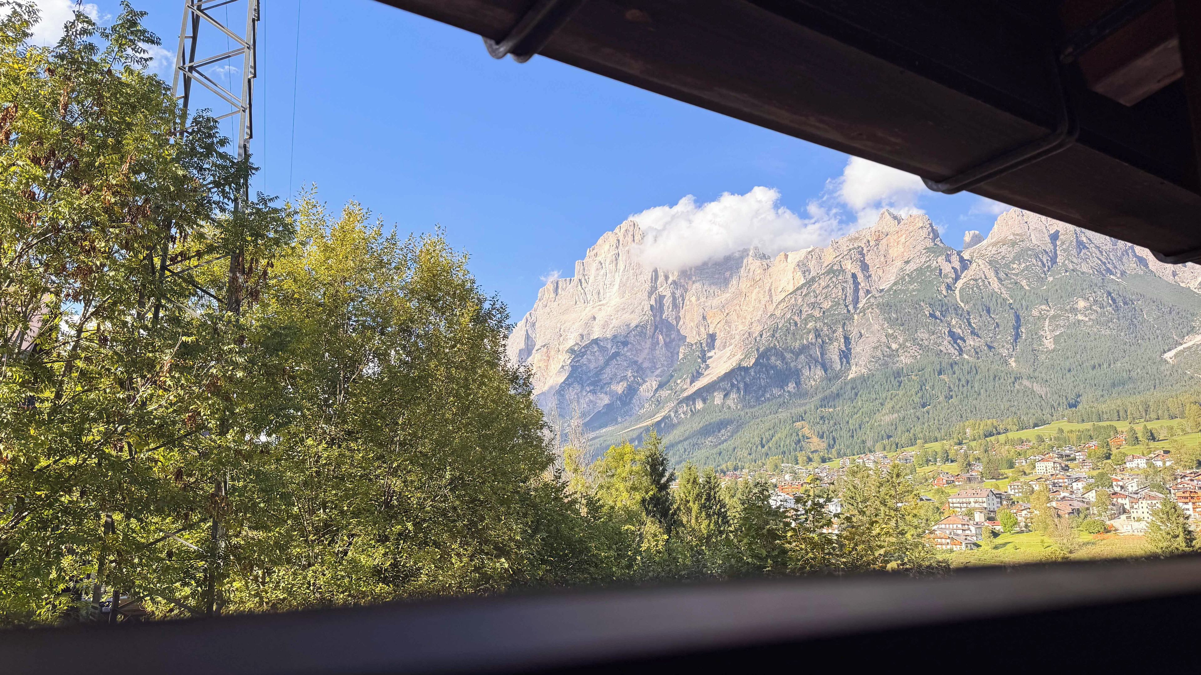 Eine Berglandschaft mit einem Dorf im Tal.