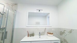 Căn hộ (2 Bedrooms) | Phòng tắm | Buồng tắm vòi sen, chậu vệ sinh/vòi rửa 
