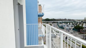 Căn hộ (2 Bedrooms) | Ban công