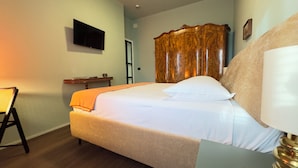 A hotel room with a bed, a desk, a chair, a television, and a wardrobe. - Novo Taccheo by Ca-sa Check (Chioggia)