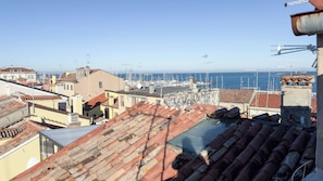 Terraço com vista para um porto de iates e edifícios.