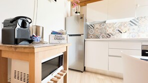 A compact kitchen with a microwave, kettle, and a refrigerator. - Maison la Digue by Ca-sa Check (Chioggia)
