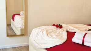 A hotel room with a bed, a mirror, and a red bedspread. - Graceful Venice Barnaba Suite by Ca-sa Check (Venice)