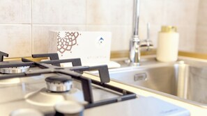 Eine Küche mit Gaskochfeld, Spüle und Arbeitsplatte.