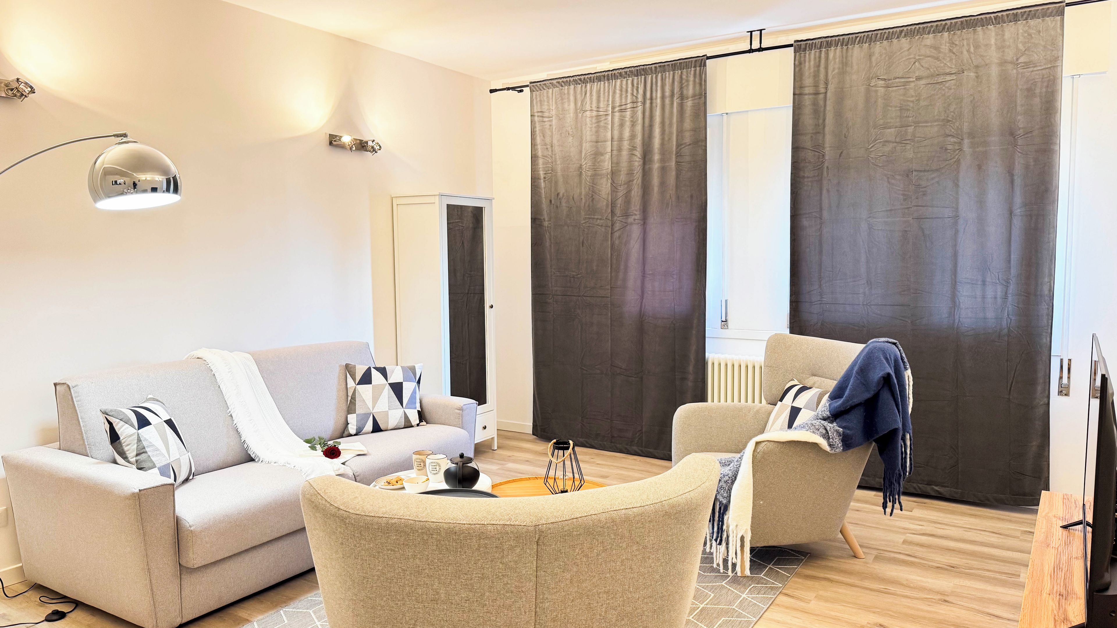 Ein modernes Wohnzimmer mit Sofa, Sesseln und Couchtisch.