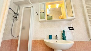 Apartment (1 Bedroom) | Bathroom | Shower, bidet - Casa Pez by Ca-sa Check (Chioggia)