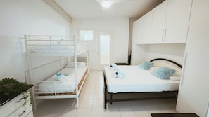 Apartment (1 Bedroom) | 1 Schlafzimmer, Bügeleisen/Bügelbrett, Babybetten, Bettwäsche