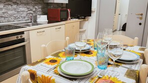 Apartment (1 Bedroom) | Wohnbereich | Fernseher
