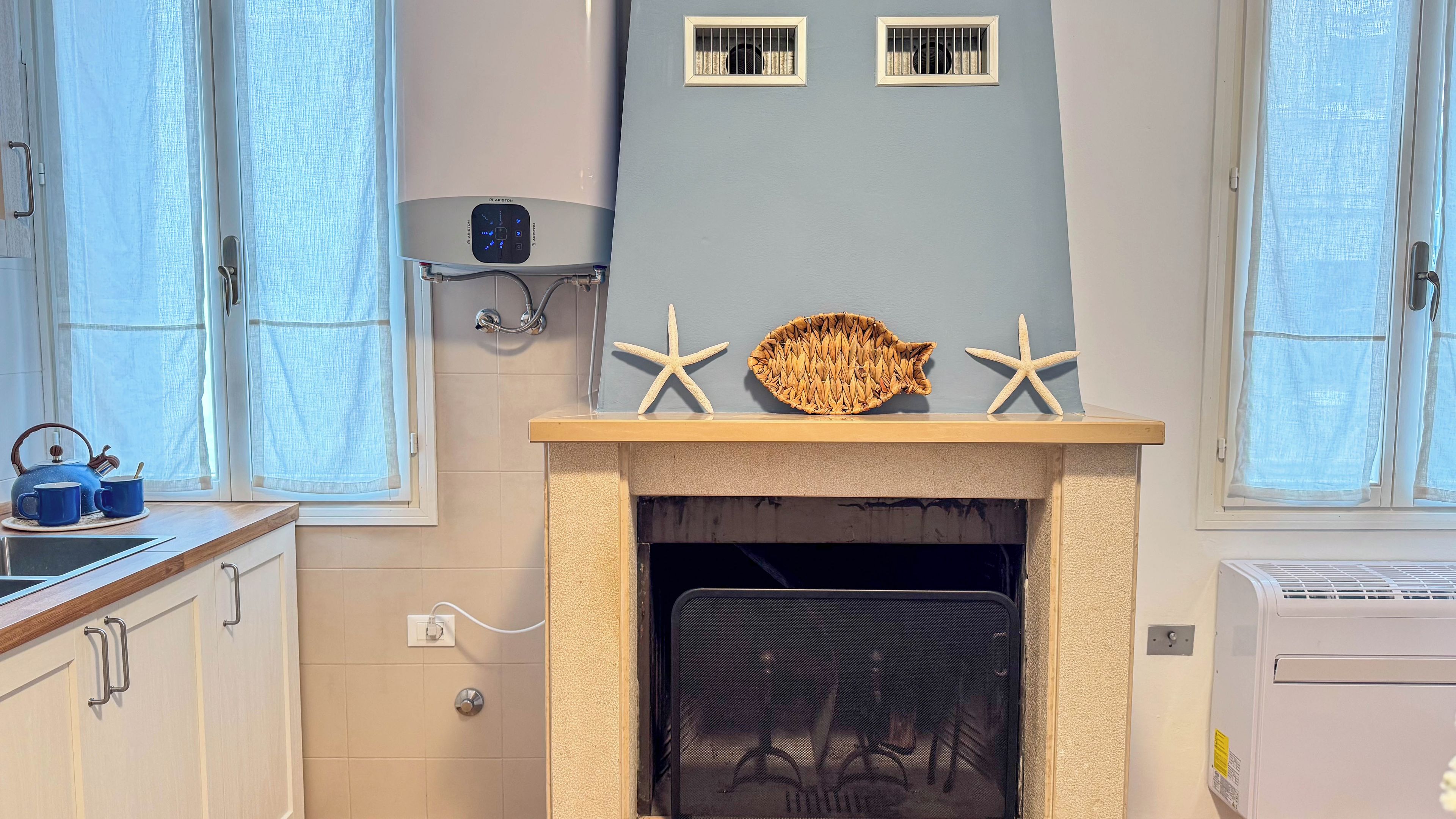 Eine Küche mit Einbauherd, einem Fenster mit Blick und einem Wandheizkörper.