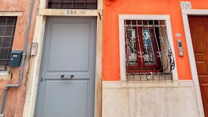 A building with a grey door marked "589" and a window with metal bars. - L'ultimo Venchero by Ca-sa Check (Chioggia)