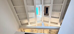 Vista de una habitación con techo inclinado y tragaluz.