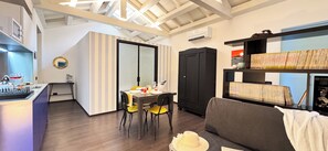 อพาร์ทเมนท์ (1 Bedroom) | บริเวณนั่งเล่น | สมาร์ททีวี 32 นิ้ว พร้อมช่องเคเบิล