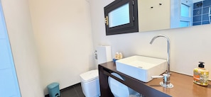 อพาร์ทเมนท์ (1 Bedroom) | ห้องน้ำ | ฝักบัว, โถสุขภัณฑ์แบบบิเดท์
