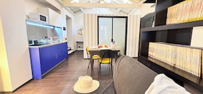 อพาร์ทเมนท์ (1 Bedroom) | ครัวขนาดเล็กส่วนตัว | ไมโครเวฟ, กาต้มน้ำไฟฟ้า, เก้าอี้กินข้าวสำหรับเด็ก