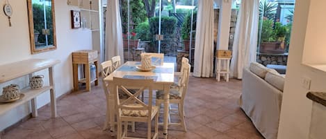 Departamento (2 Bedrooms) | Área de sala de estar | Smart TV de 32 pulgadas con canales por cable