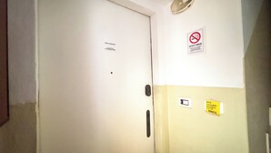 Una puerta blanca con un cartel que indica que es un apartamento con encanto.