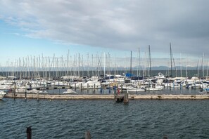Un puerto deportivo con numerosos veleros amarrados a muelles.