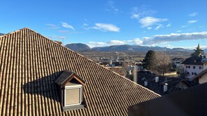 A building with a sloped roof and a small dormer window. - Mar Dolomiti Suite by Ca-sa Check (Appiano Sulla Strada del Vino)