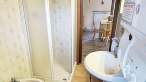 A bathroom with a shower, a sink, and a toilet. - Coccola Alpina by Ca-sa Check (Aprica)