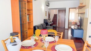 Appartement (2 Bedrooms) | Salle à manger