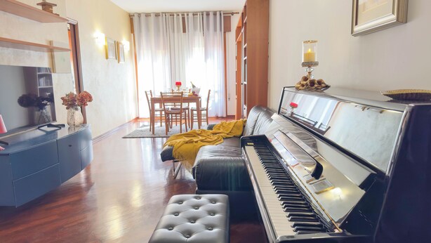 Appartement (2 Bedrooms) | Coin séjour | Télévision de 32 pouces avec chaînes par câble