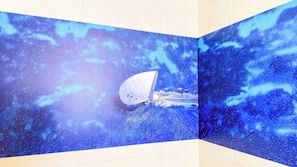 A room with a blue starry pattern on the walls and a white object in the center. - Code Zero Apartment by Ca-sa Check (Chioggia)
