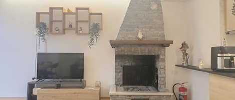 Departamento (2 Bedrooms) | Área de sala de estar | Smart TV de 32 pulgadas con canales por cable