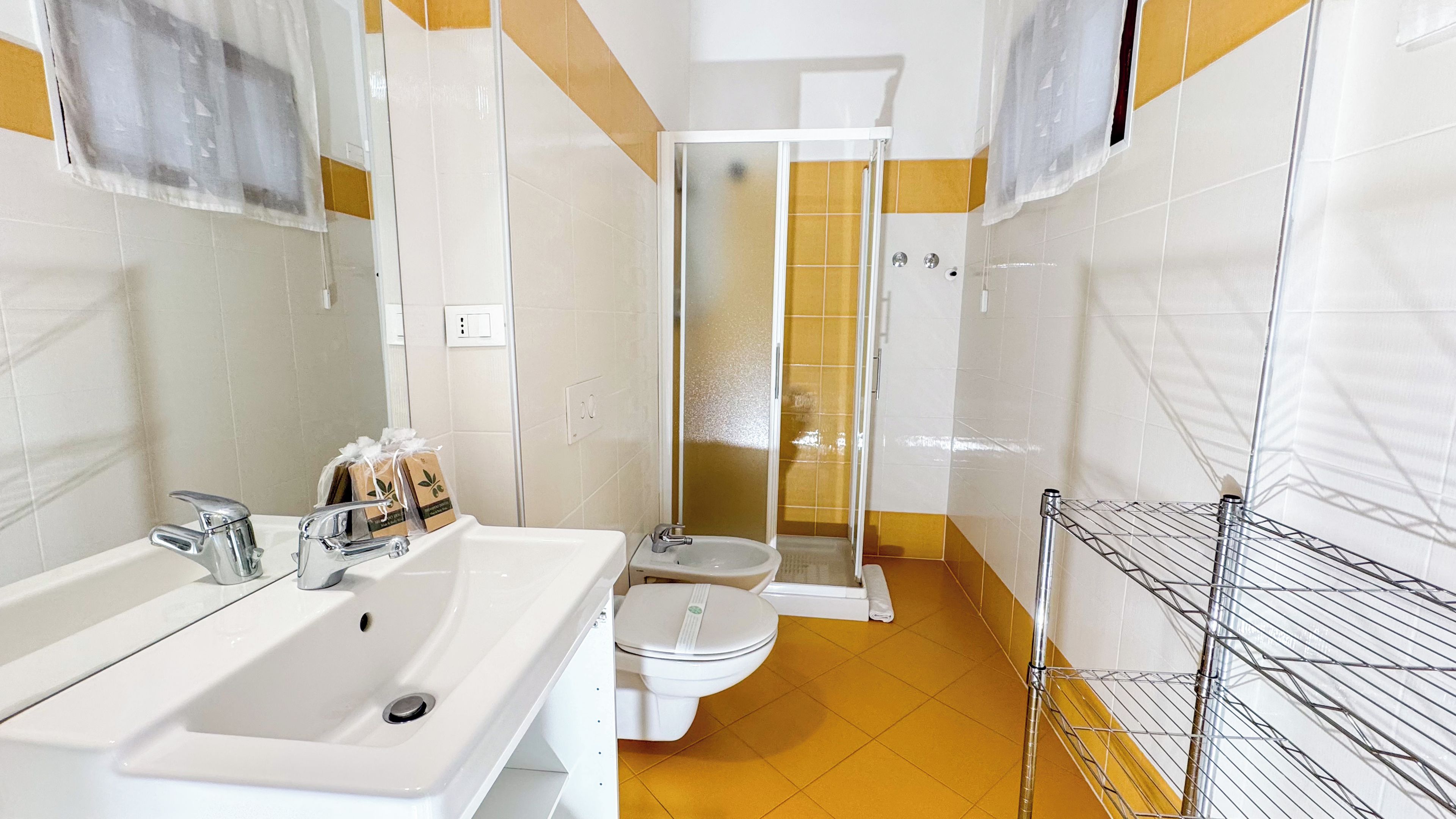 Een badkamer met een wastafel, toilet en douche.